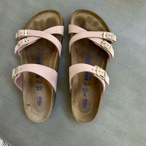 Birkesntock Franca sandal size 9 (40) rose pink. The sandal has been gently used